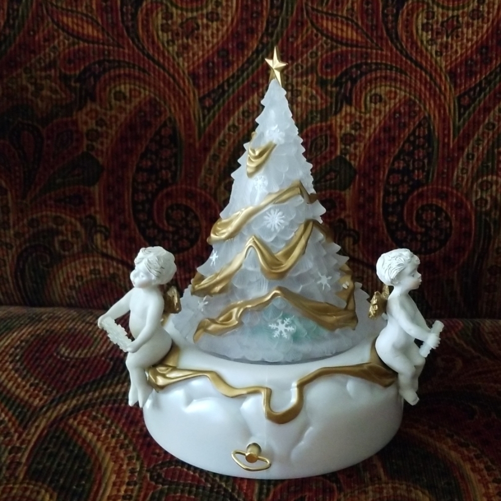 3 ANGELES MUSICAL CHRISTMAS TREE